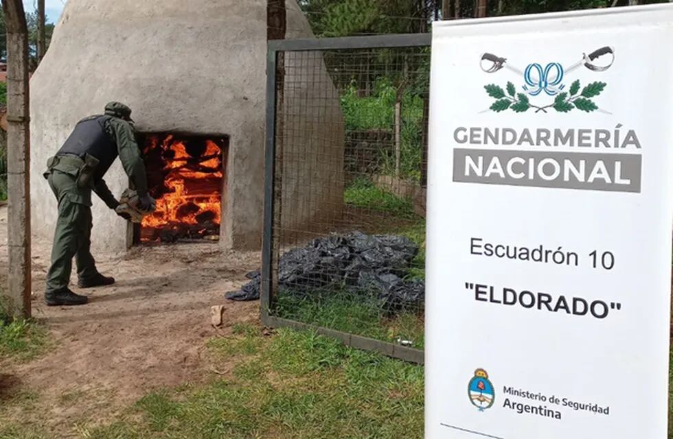Efectivos de Gendarmería Nacional procedieron a incinerar más de seis toneladas de droga en Eldorado.