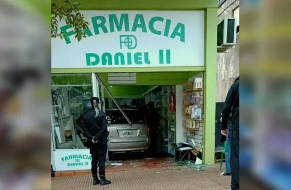 San Vicente: perdió el control de su auto y chocó contra una farmacia.