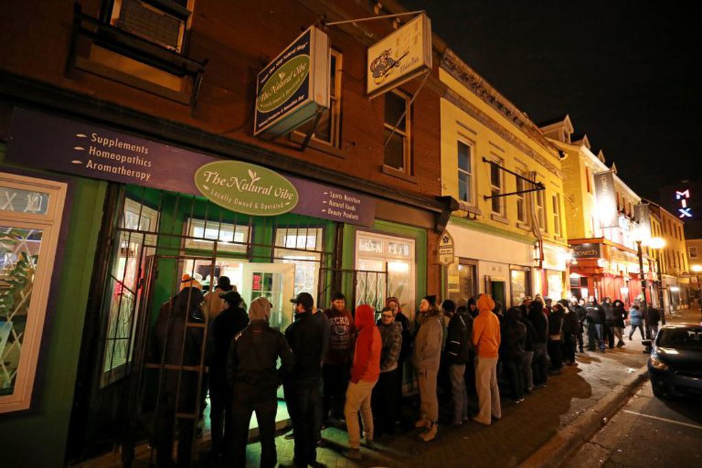 Clientes esperando para comprar cannabis recreativo en Canadá.