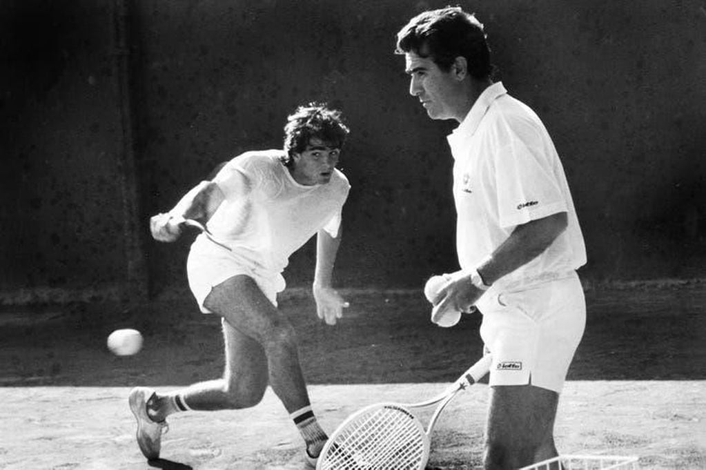 Recuerdo. Guillermo Pérez Roldán se entrena bajo la mirada de Raúl durante una pretemporada en Tandil en los '80. (La Nación / "Historia del Tenis en la Argentina/R. Andersen y E. Puppo")