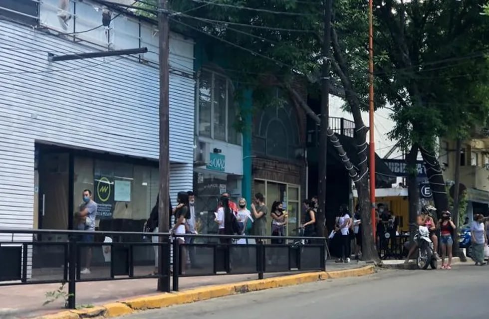 Extensa fila para conseguir trabajo en un resto bar que abrirá sus puertas este verano en Carlos Paz