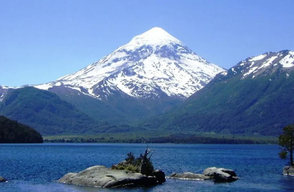 Una persona falleció y otras tres en un accidente a 3.200 metros de altura en lado chileno del volcán Lanín.