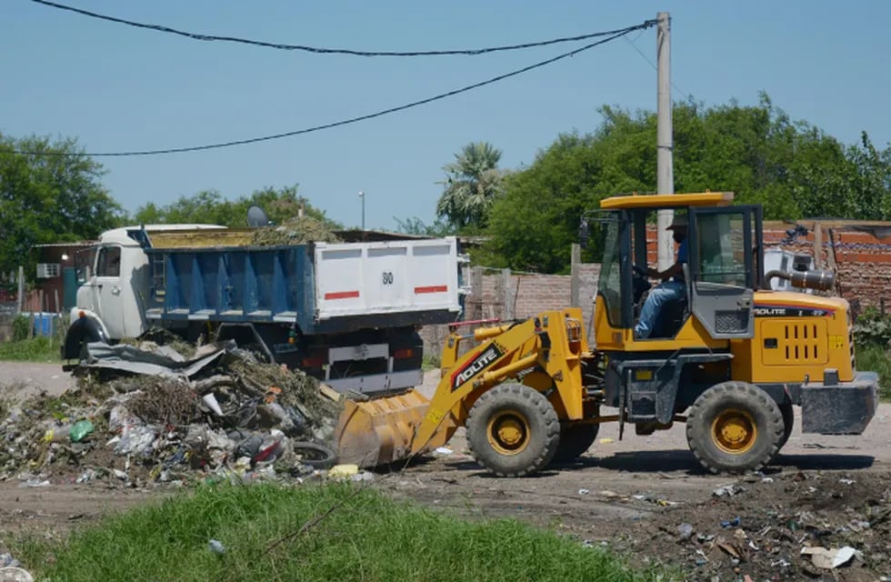 Con máquinas retroexcavadoras, el municipio desplegó las tareas de limpieza en el populoso barrio capitalino.