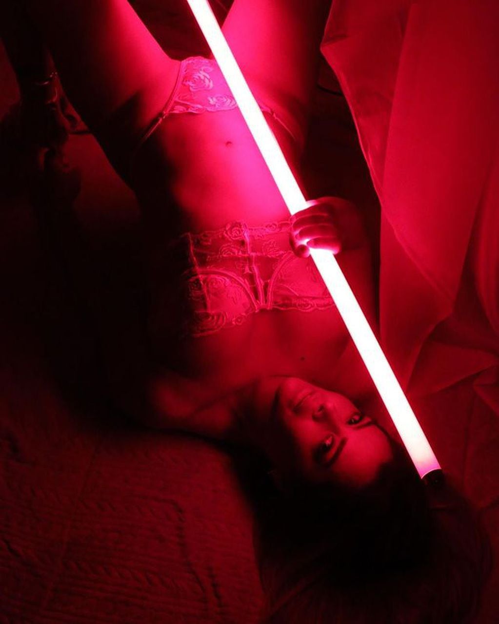Larissa Riquelme jugó con la iluminación y posó con sensualidad para las redes.