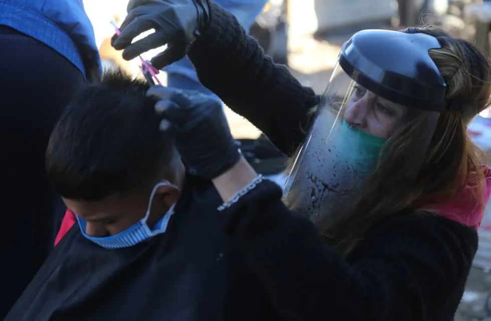 Peluqueros solidarios van a los barrios populares y cortan el pelo gratis a los chicos (Municipalidad de La Plata)