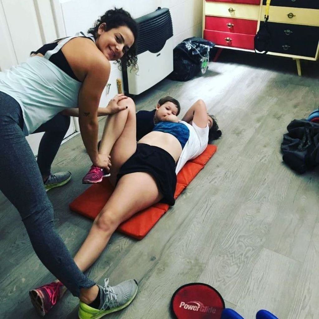 La polémica foto de Juana Repetto amamantando a Toribio mientras hace ejercicio. (Foto: Instagram)