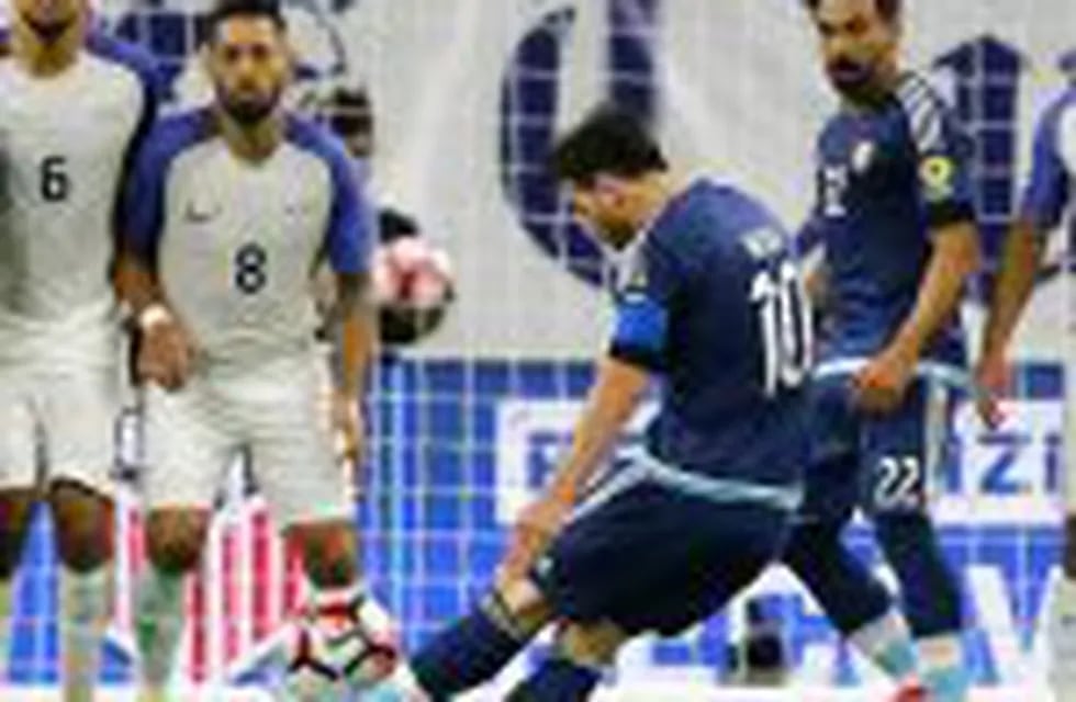 tiro libre gol HOUSTON, TX - JUNE 21: Lionel Messi #10 of Argentina scores a goal on a free kick in the first half against the United States during a 2016 Copa America Centenario Semifinal match at NRG Stadium on June 21, 2016 in Houston, Texas.   Bob Levey/Getty Images/AFPrn== FOR NEWSPAPERS, INTERNET, TELCOS & TELEVISION USE ONLY ==rn houston eeuu lionel messi futbol copa america centenario semifinal futbol futbolistas seleccion eeuu argentina