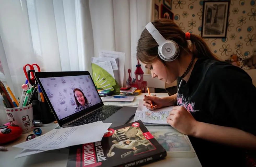 Moscow (Russian Federation), 30/03/2020.- A student writes in a notebook during an online video lesson with her history teacher, at her home during the coronavirus emergency quarantine in Moscow, Russia, 29 March 2020 (issued 30March 2020). The Russian government has approved amendments to tighten liability for quarantine violations. According to the Russian Quarantine Service of Rospotrebnadzor (Russian Federal Service for Surveillance on Consumer Rights Protection and Human Wellbeing), eight people died and 1,534 cases of the Covid-19 disease have been confirmed in Russia. (Rusia, Moscú) EFE/EPA/YURI KOCHETKOV