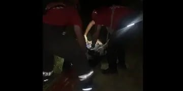 El hombre de 50 años fue llevado a un centro de salud (Captura de video).