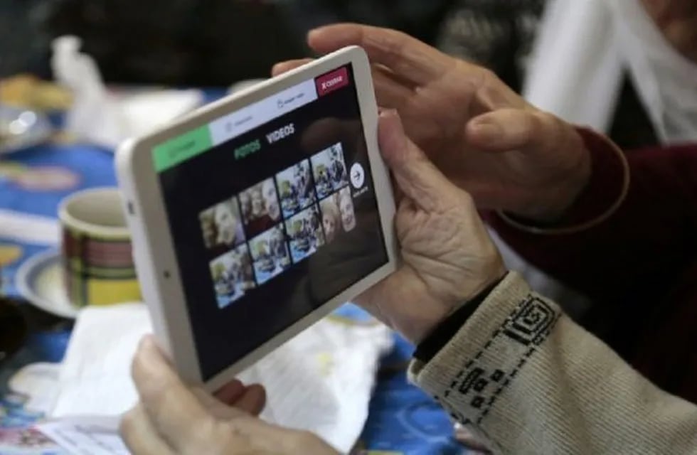 Jubilados neuquinos recibirán tablets como parte del programa +Simple.