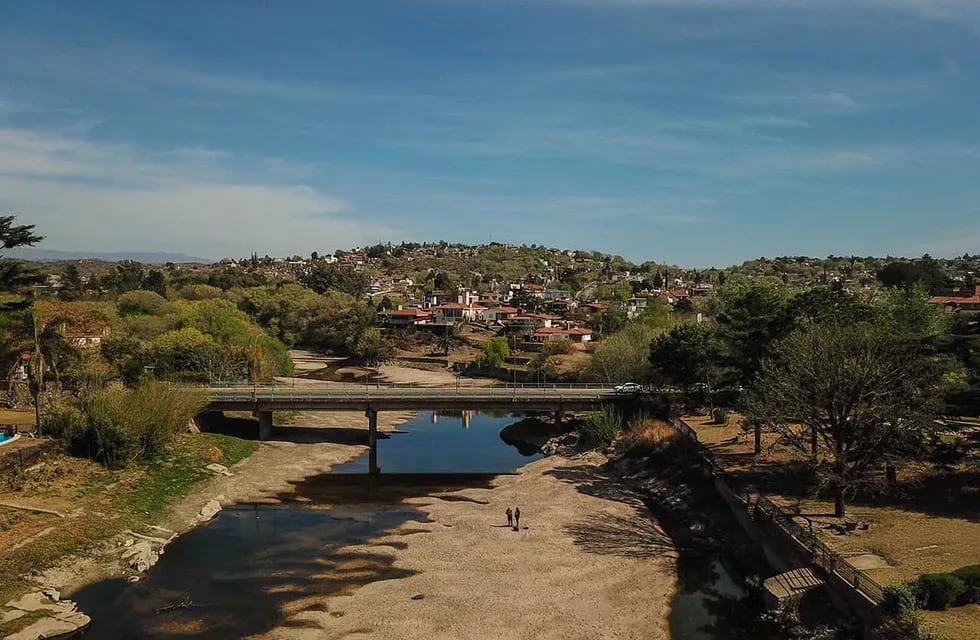 Fotos aéreas con drone de la sequía en el Lago San Roque de Carlos Paz. (La Voz)