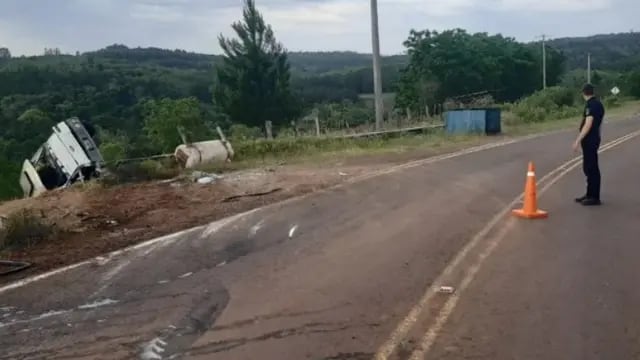 Gobernador López: desbarrancó un camión sobre la Ruta 215