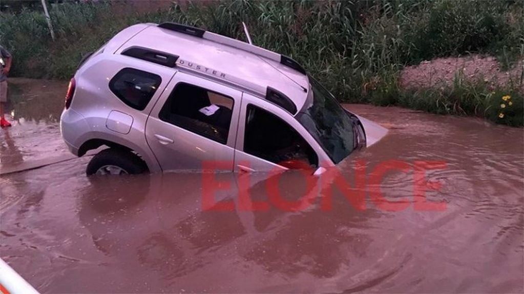 Así quedó la camioneta que cayó a un pozo que revalsaba de agua en Paraná.  Fotos: El Once.