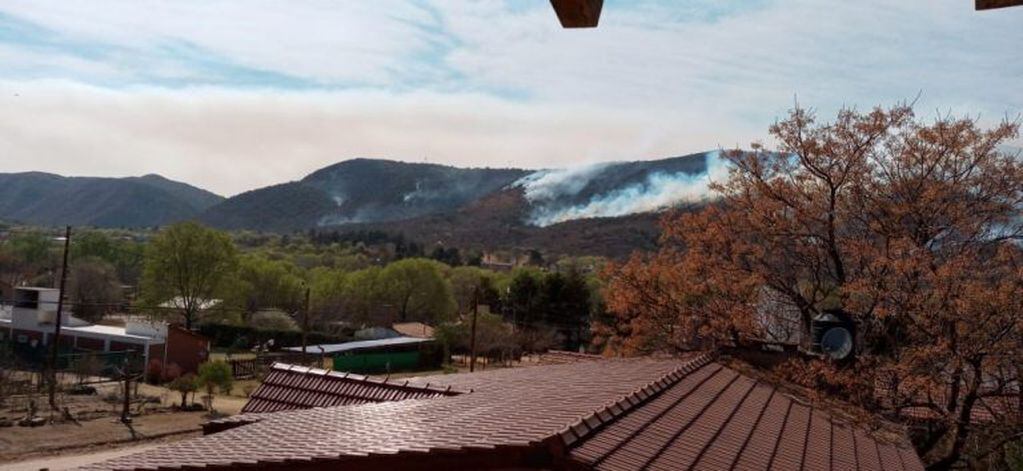 El avance del incendio desde San Antonio de Arredondo. (Foto: gentileza Mariela Rojas).