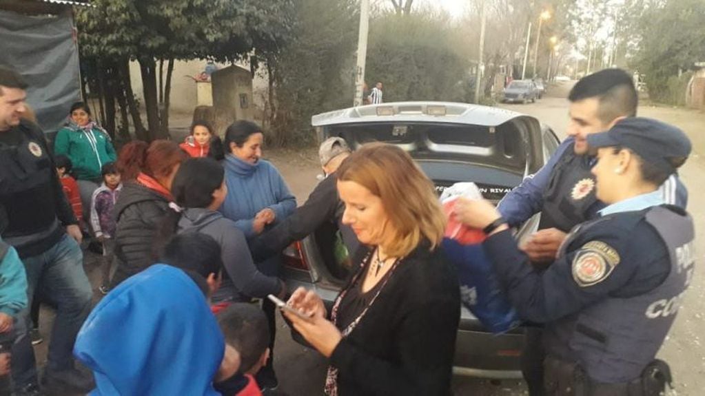 Policías solidarios en Alta Gracia: entregaron donaciones a un merendero