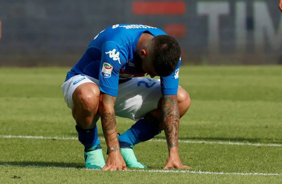 Al final del partido, toda la decepción de Lorenzo, jugador del Napoli.