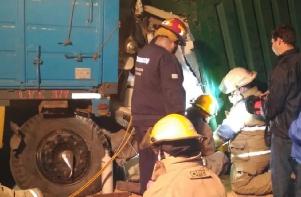 Lo bomberos de Oliveros debieron trabajar durante varias horas para liberar al chofer que finalmente estaba fallecido. (Info Más)