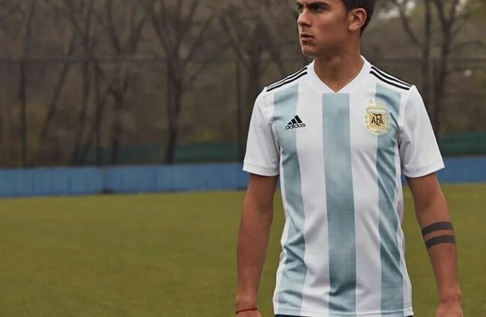 Paulo Dybala posó con la camiseta que Argentina usará en el Mundial 2018.