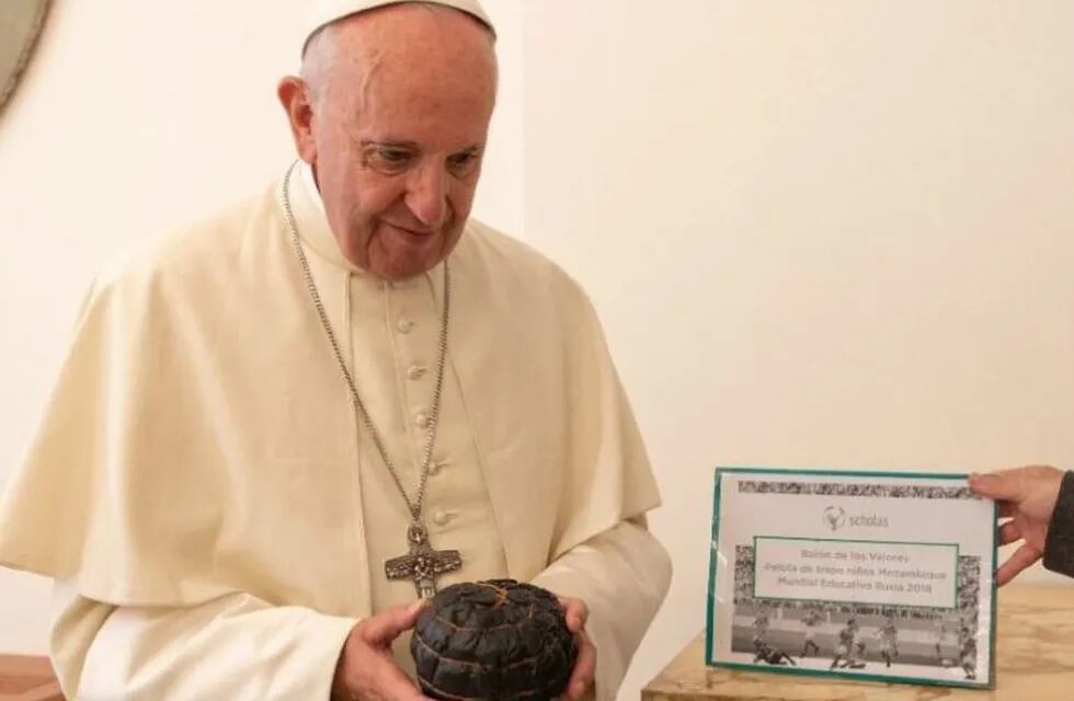 El Papa Francisco con el Balón de Trapo que le será entregado a Lionel Messi (Foto: Facebook/Scholas Occurrentes)