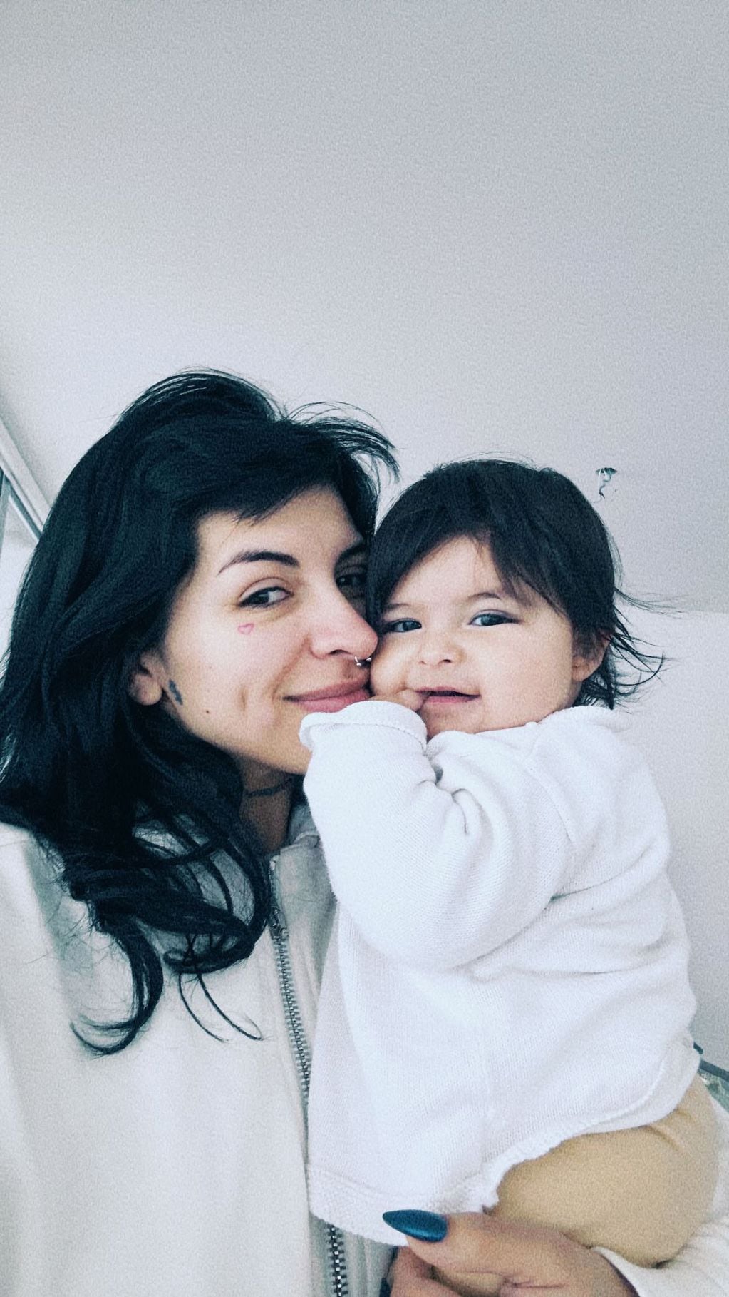 Cazzu posteó una foto con su hija, Inti, y mostró la sonrisa de ambas