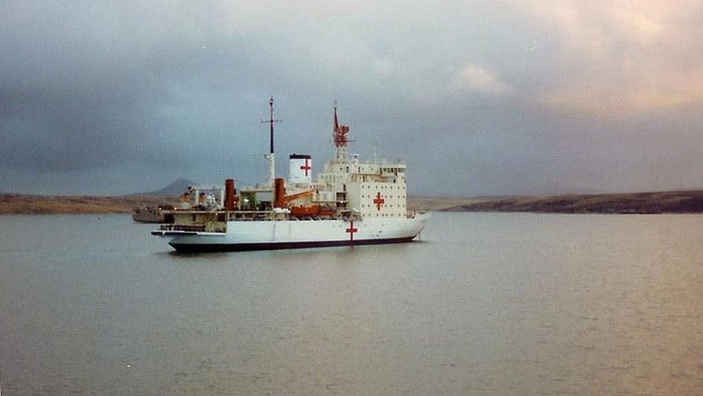 El Q-5, Rompehielos ARA “Almirante Irizar” (RHAI), participó de la "Operación Rosario" y luego fue reconfigurado como Buque Hospital. Cumplió este rol junto al Buque Polar ARA "Bahía Paraíso".