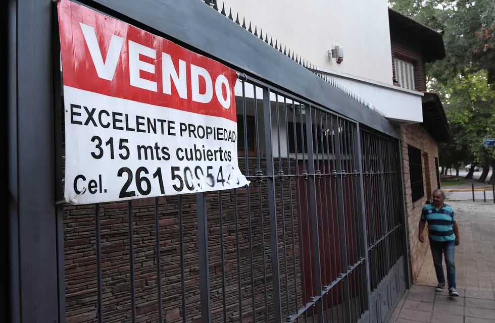 Aumentan los carteles de venta de propiedades en la ciudad de Mendoza.