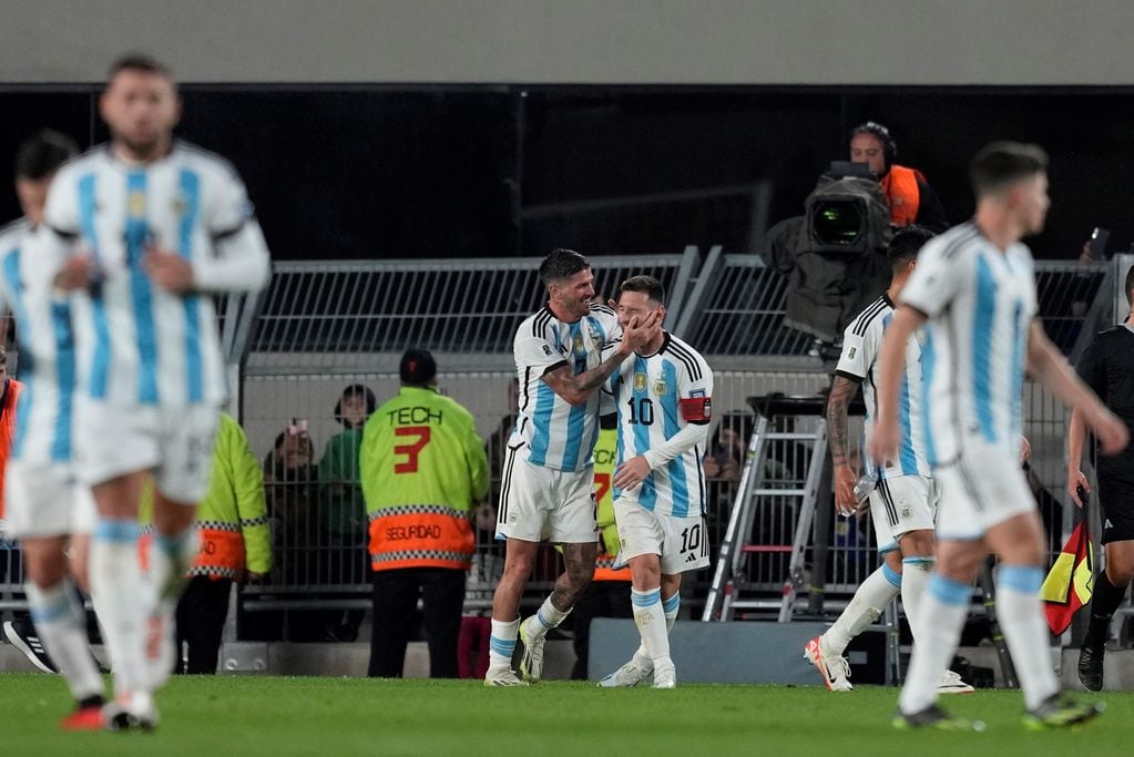 Lionel Messi podría jugar de arranque ante Bolivia. Foto: AP.