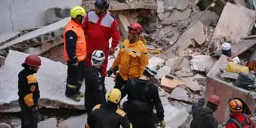 Se derrumbó una casa de tres pisos en Rosario y todavía intentan rescatar a un hombre atrapado.