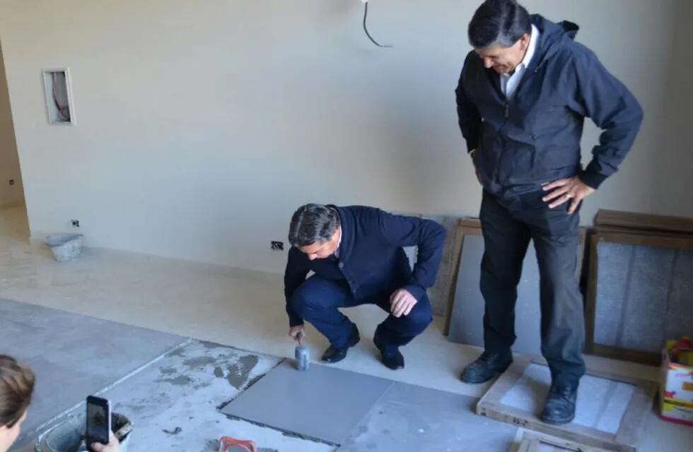 Capitanich colocó una de las baldosas del piso de la obra pronta a inaugurar. (Prensa Municipalidad de Resistencia)