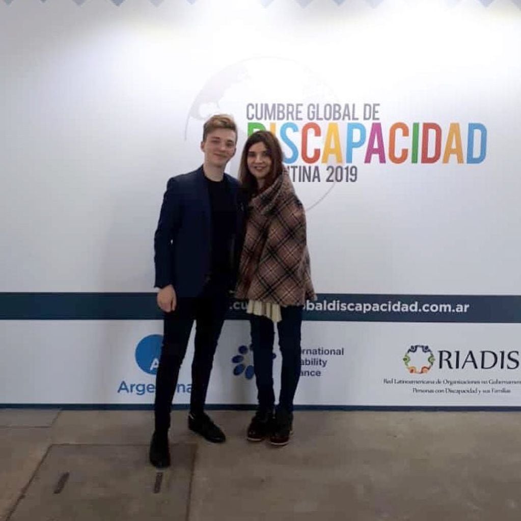 Miriam Nujimovich posa con Mateo Nicolás Salvatto , el creador de la app "HablaloApp", para personas con discapacidad, en el marco de la Cumbre Global de Discapacidad (Gentileza: Miriam Nujimovich)