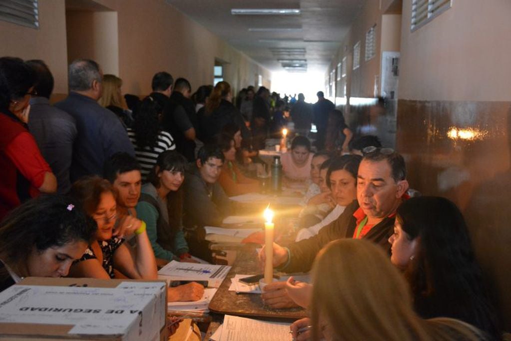 Las primeras horas de la jornada electoral en cuatro provincias se desarrolló sin luz.