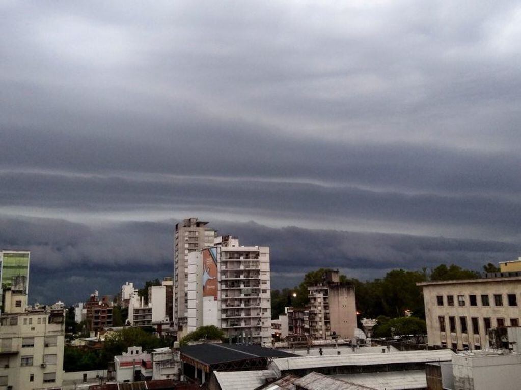 Frente de tormenta en Rosario. (@ivanpawluk)