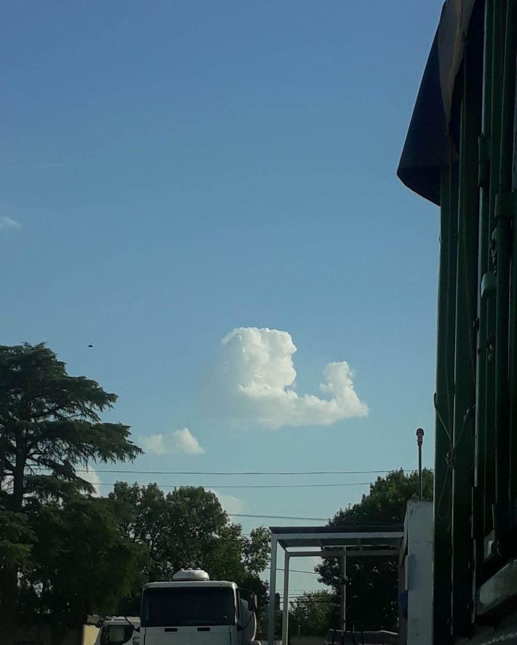 La nube con la forma de La Mona Jiménez fue fotografiada este martes en Córdoba.