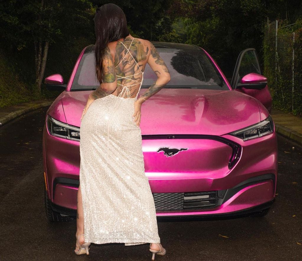 Jenn Muriel cambió el color de su vehículo de gris a violeta brillante.