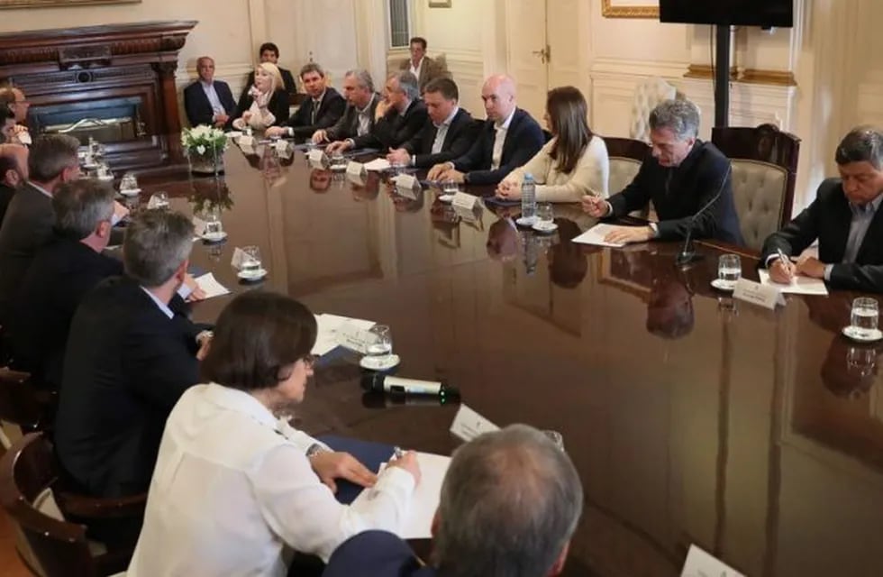 Mauricio Macri con  los gobernadores. (Clarín)