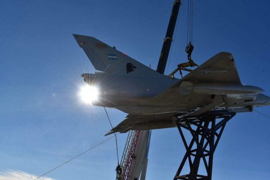 Montaje del avión de guerra que estará en el Memorial de Malvinas