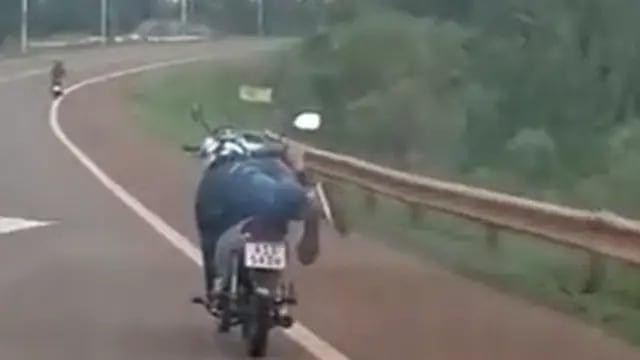Fue filmado manejando “acostado” su motocicleta en Dos de Mayo