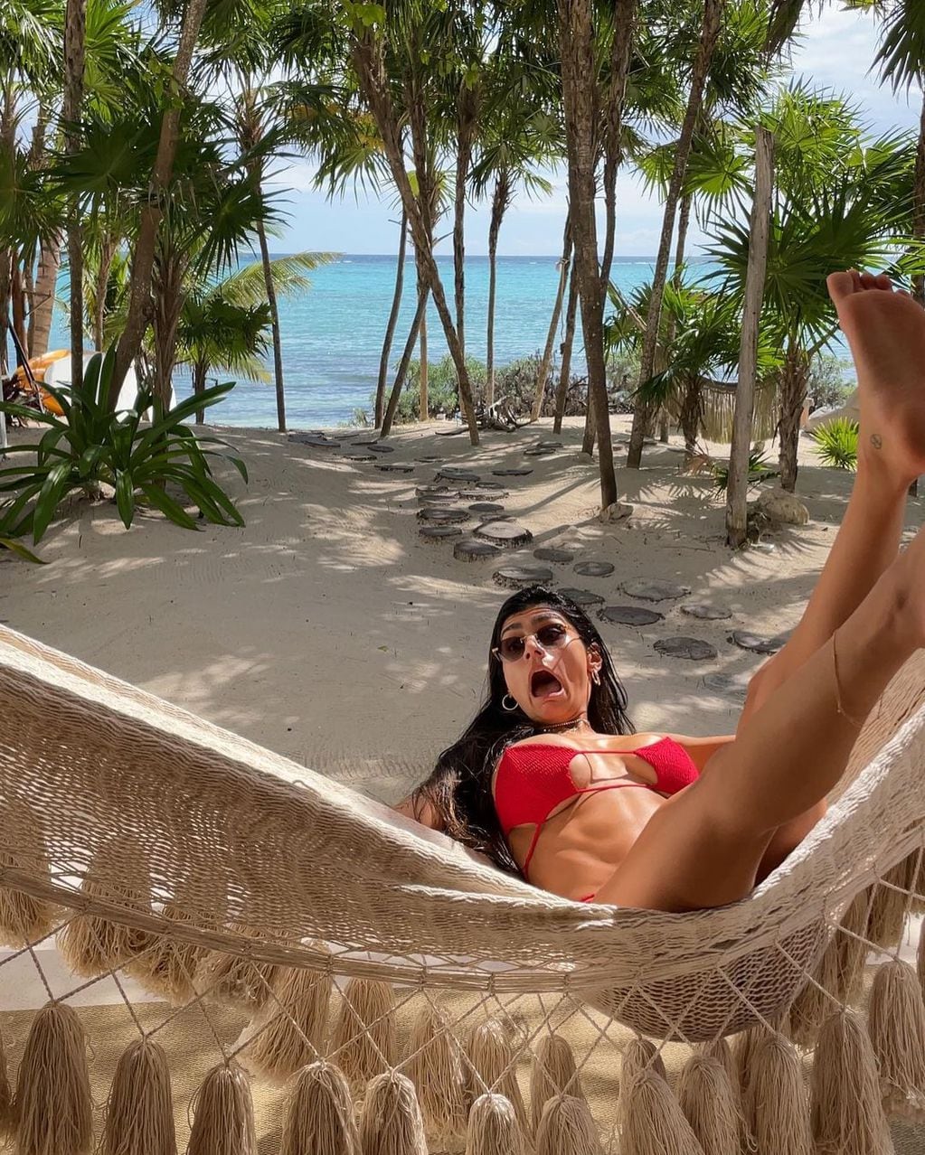 Mia Khalifa y la foto con su bikini puesta "al revés".