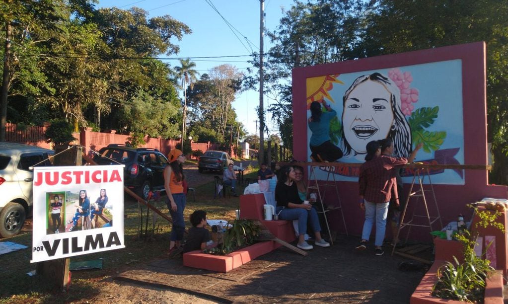 El mural se ubica en el ingreso al barrio Las Orquídeas, donde residía Vilma Mercado.