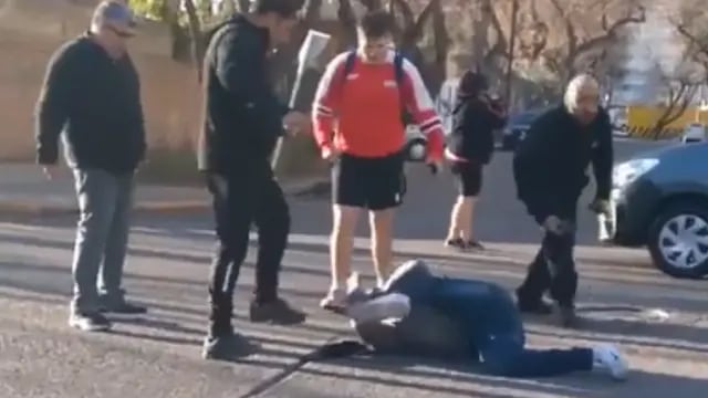 Violento linchamiento a un hombre que había robado una bicicleta y cayó mientras escapaba. Foto: Captura Video.