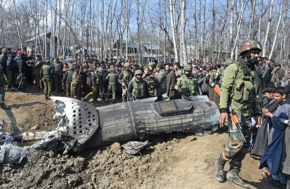 Soldados indios en Cachemira, cerca de los restos de el avión abatido.