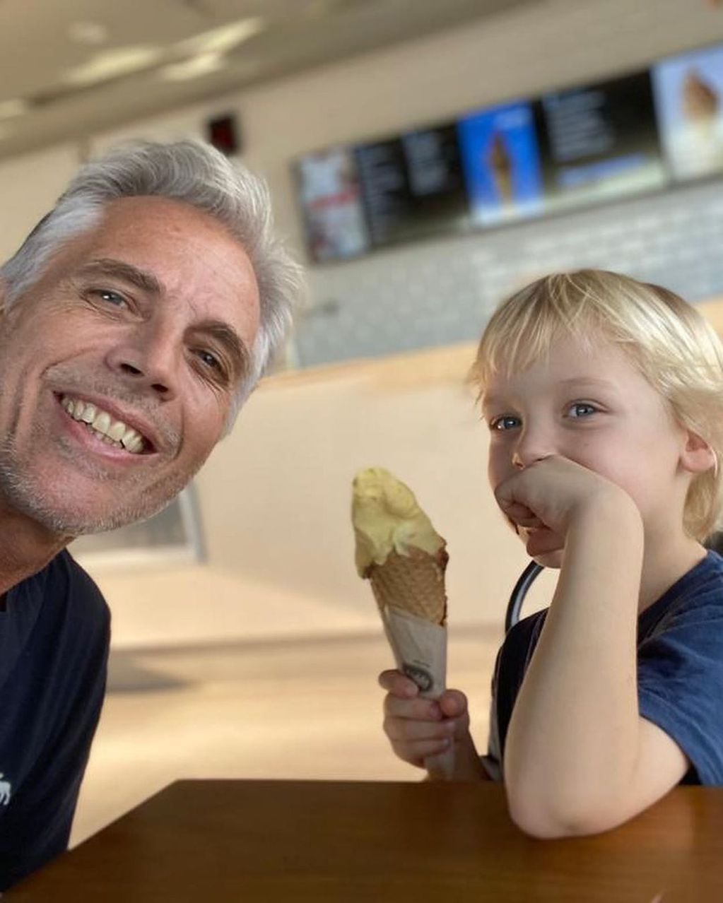 Mirko degustando un helado con su tío Ricky después de un corte de pelo.