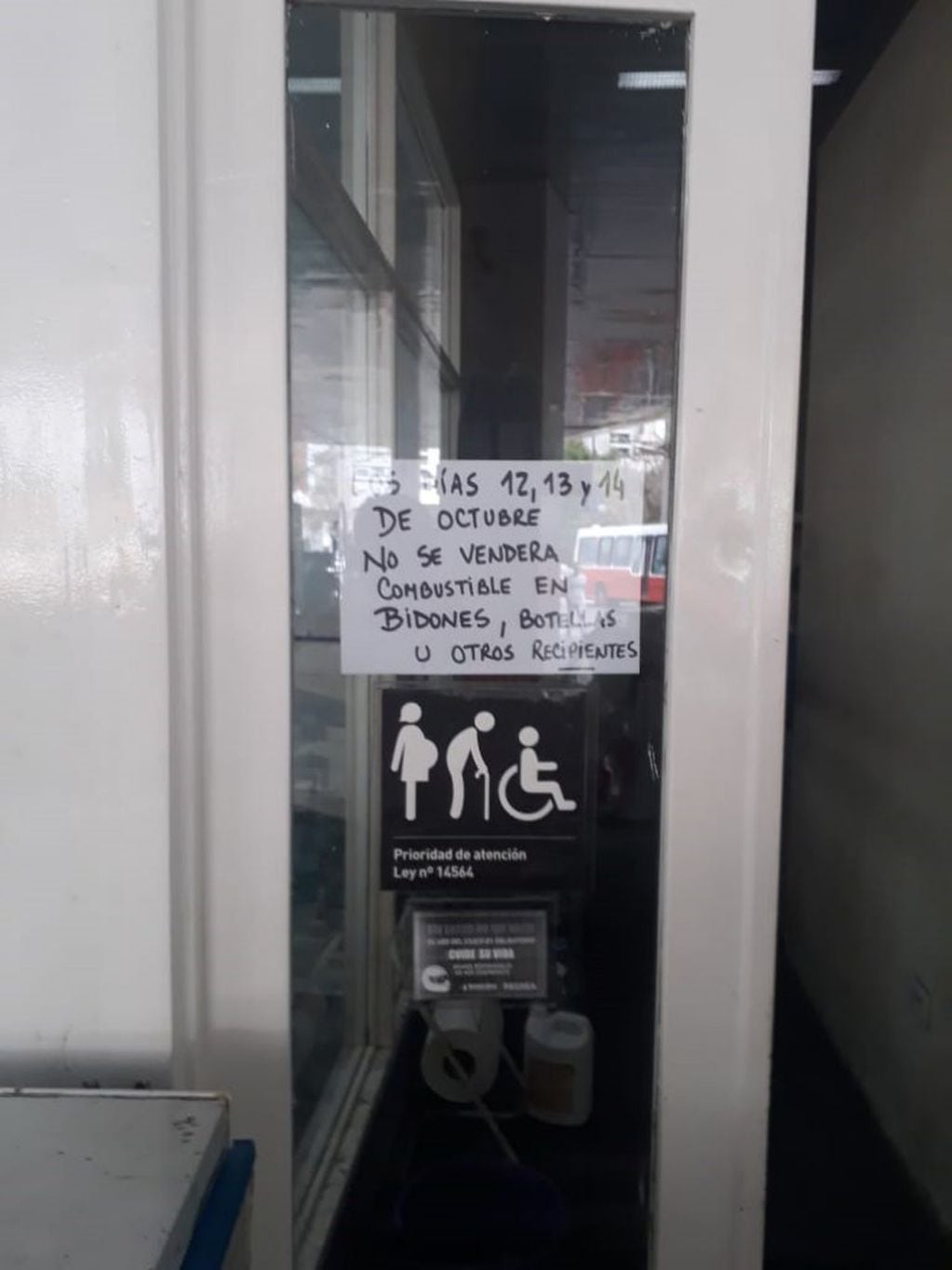 Varias estaciones de servicio exhibieron carteles informando que no expenderán naftas ni gasoil en bidones (web).