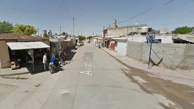 El violento episodio ocurrió en la intersección de calles Santibáñez y Kingsley, en barrio Las Flores II de Córdoba Capital. (Google Street View)