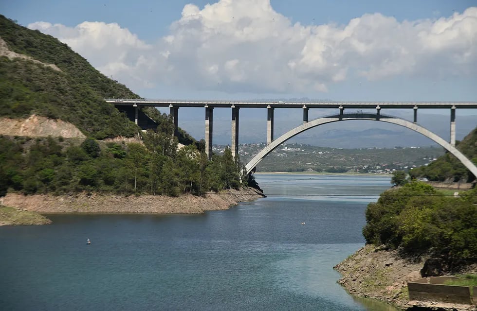 El dique San Roque, principal proveedor de agua de Córdoba capital, todavía no alcanzó el pico del vertedero. Pasó por una bajante preocupante (Foto: Pedro Castillo/La Voz