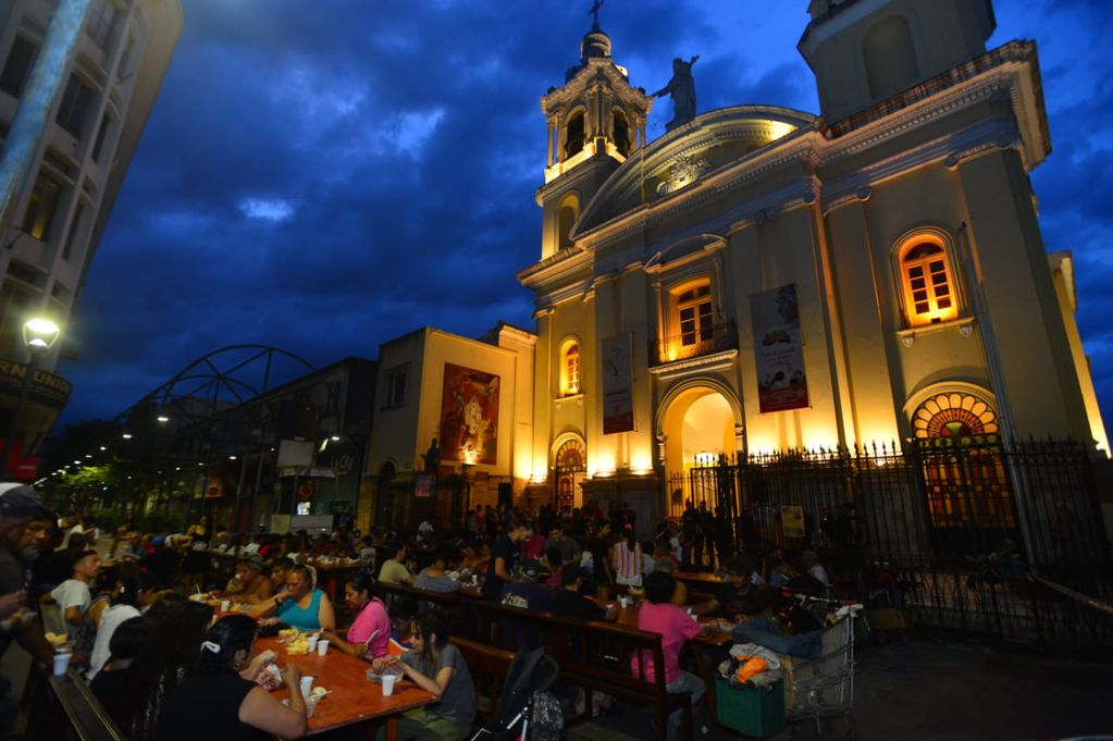 Cenas navideñas solidarias en Córdoba.  “Cena bajo las estrellas” para personas en situación de calle en 25 de mayo y Rivadavia, frente a la Basílica de Nuestra Señora de la Merced (Nicolás Bravo / La Voz)