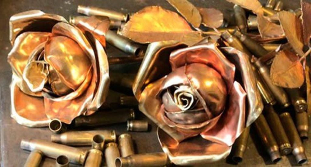 "Rosas por la Paz", un homenaje a los caídos. Piezas del orfebre Pallaros que fueron enviadas al Cementerio de Darwin y están en poder de Delicia Rearte de Giachino.
