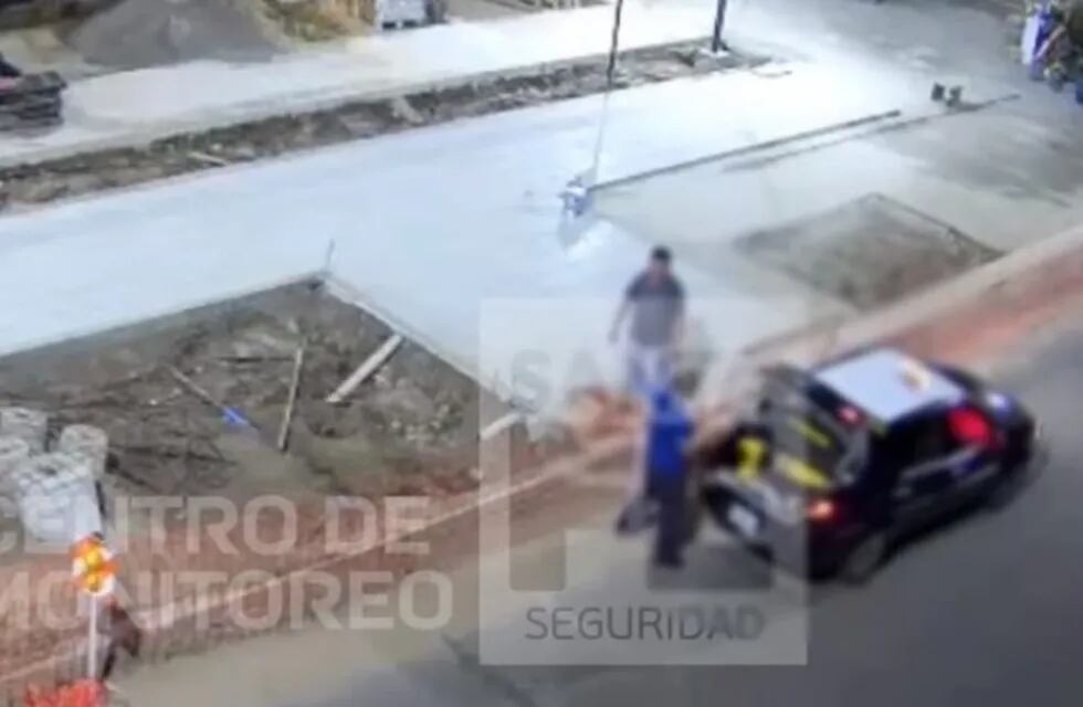 Taxista y delincuente: lo filmaron llevándose una bolsa de cemento de una obra
