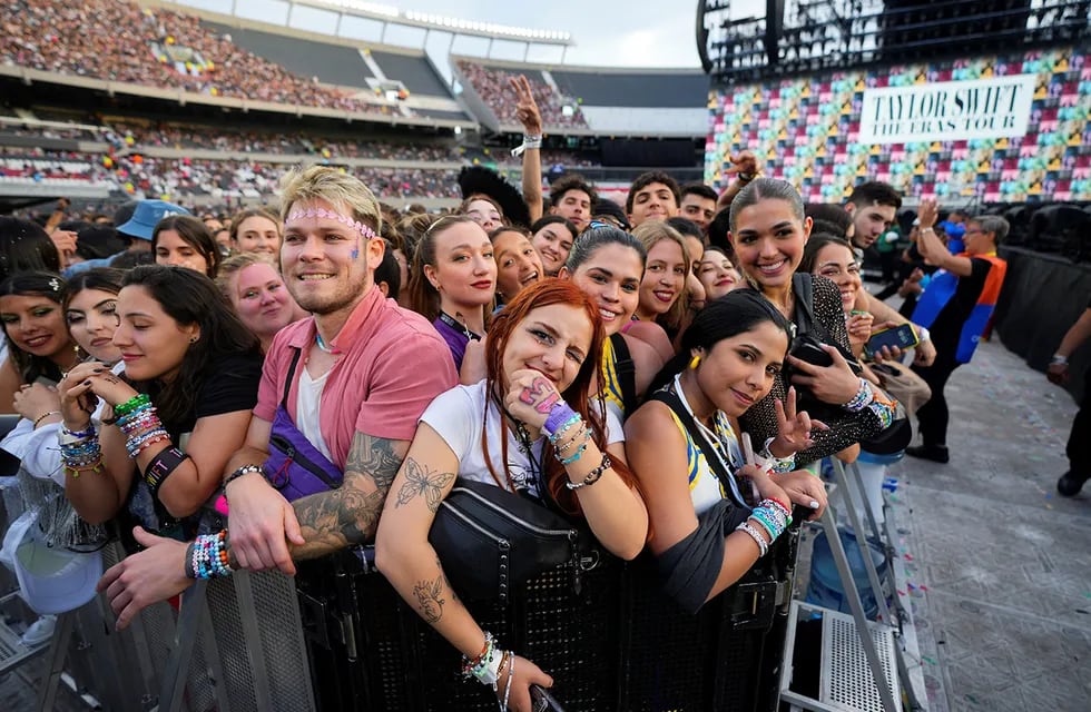 Los fanáticos esperan el inicio del concierto Taylor Swift: The Eras Tour, en Buenos Aires, Argentina. (AP)