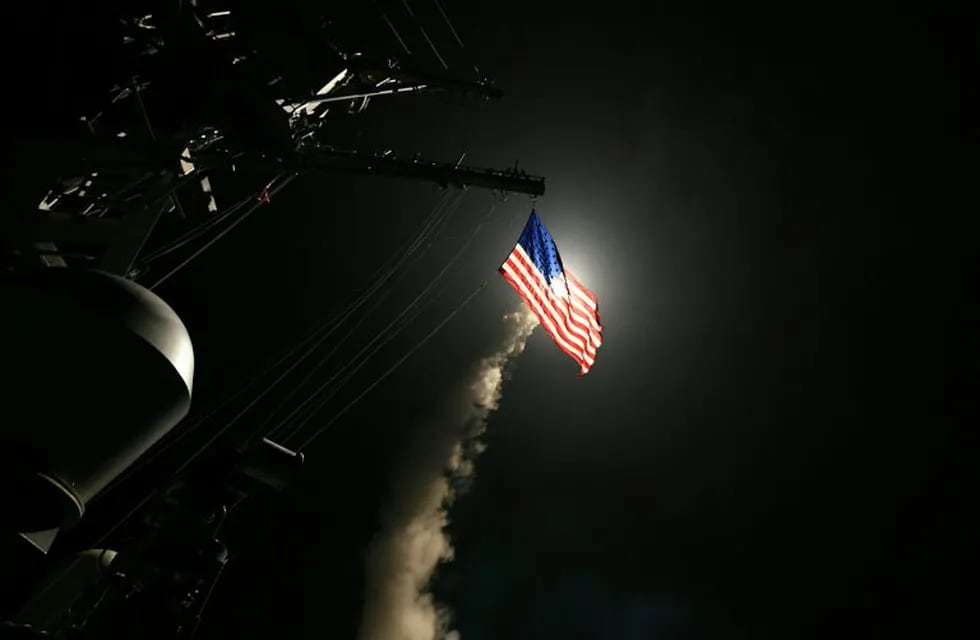 Fotografía tomada en el momento del lanzamiento de uno de los misiles con los que Estados Unidos atacó una base au00e9rea del Gobierno Sirio en represalia por el ataque con gas tóxico en la ciudad de Jan Sheijun. El presidente Donald Trump ordenó el 07/04/201